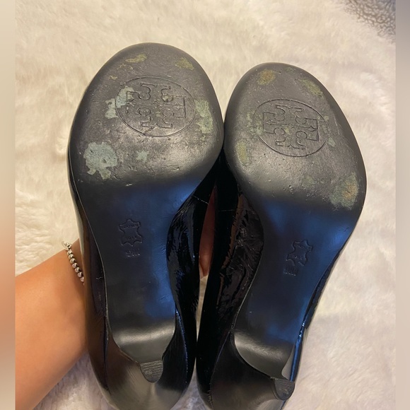 Tory Burch Caroline patent leather 3” heels with gold emblem size 9 - Picture 5 of 13